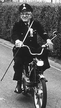 Gründer Georg Muth war bis ins hohe Alter noch tätig (Foto aus 1983) - zum Vergrößern klicken