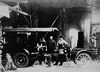 Feuerwehrauto im Hof von Schmiedemeister Heinrich Simonis, Stiegelstr. ca. 1943 - zum Vergrößern klicken
