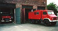 Fahrzeuge und Feuerwehrhaus (Bild aus 1981) - zum Vergrößern klicken