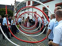 Spalierstehen nach der Hochzeit des Ordnungsamtsleiters 2006 - zum Vergrößern klicken