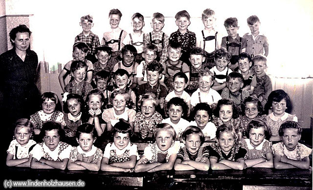Jahrgangsfoto des Jahrgangs 1947 der Grundschule in „Hollesse“ aus dem Jahr 1953 mit der damaligen Klassenlehrerin Antonia Kopp aus der Fahnenstrasse 26. Sie wohnte damals bei der Familie Breser (Schwiegervater von dem genialen Fußballer/Stürmer Georg Zimmermann) zur Miete (Quelle: Gerhard S.)