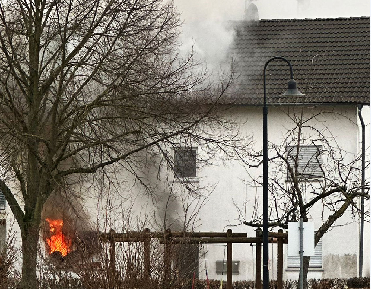 Brand in Mehrfamilienhaus Lindenholzhausen