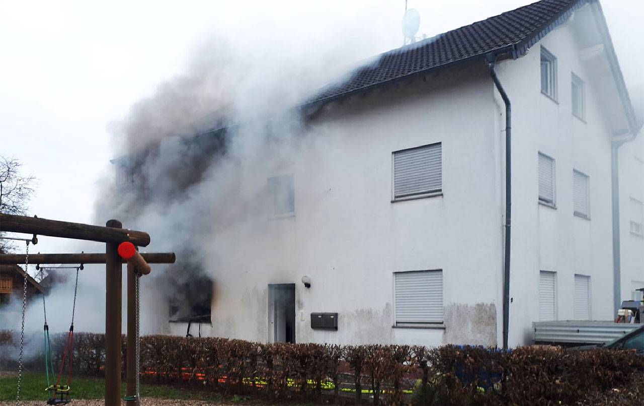 Brand in Mehrfamilienhaus Lindenholzhausen